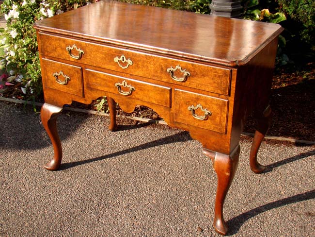 A beautiful English Queen Anne period walnut dressing table circa 1710-1730 — image 2
